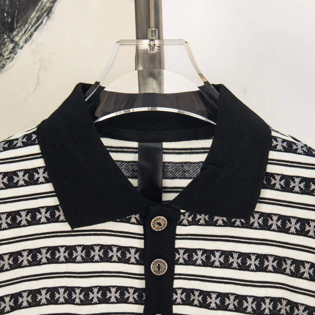 P250 zp version [exclusive supply] Chrome Hearts/Chrome Hearts SS25 new high-end cross jacquard knitted sea soul embroidered lapel Polo striped long sleeves 100% cotton cross jacquard knitted striped fabric ✝️ Customized old vintage brand hand-stitched buttons ✝️ Fully automatic positioning and tailoring Precise alignment of stripes ✝️ CH Chrome Hearts niche design cross jacquard striped long sleeves brings striped Polo to Next Levels Loose fit, same style for men and women Lazy and casual, street style, three-color hair, customized style. Color: blue, pink and black. Size: S M L XL. Number: WW10961.